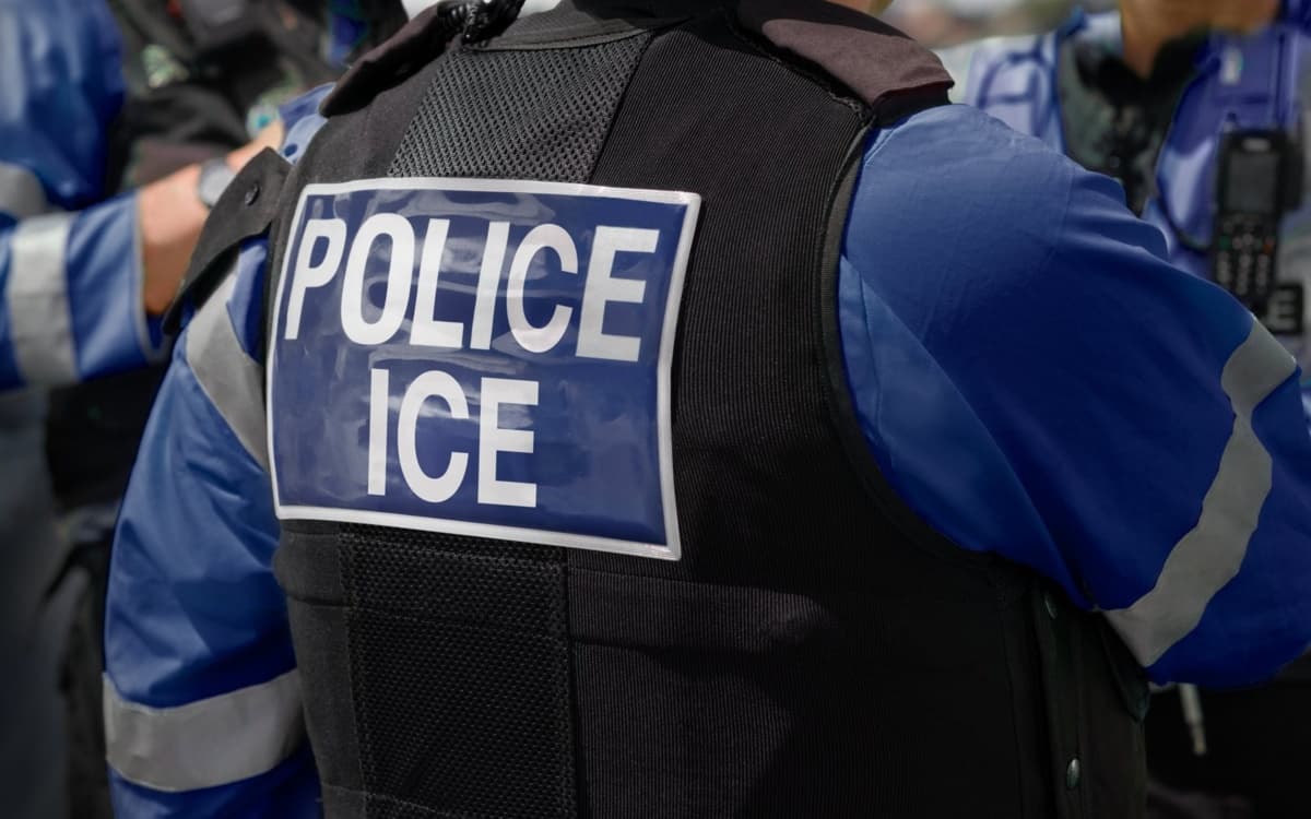 ICE rozważa zakup rękawic rażących prądem. Sprzęt za miliony ma służyć do „deeskalacji”