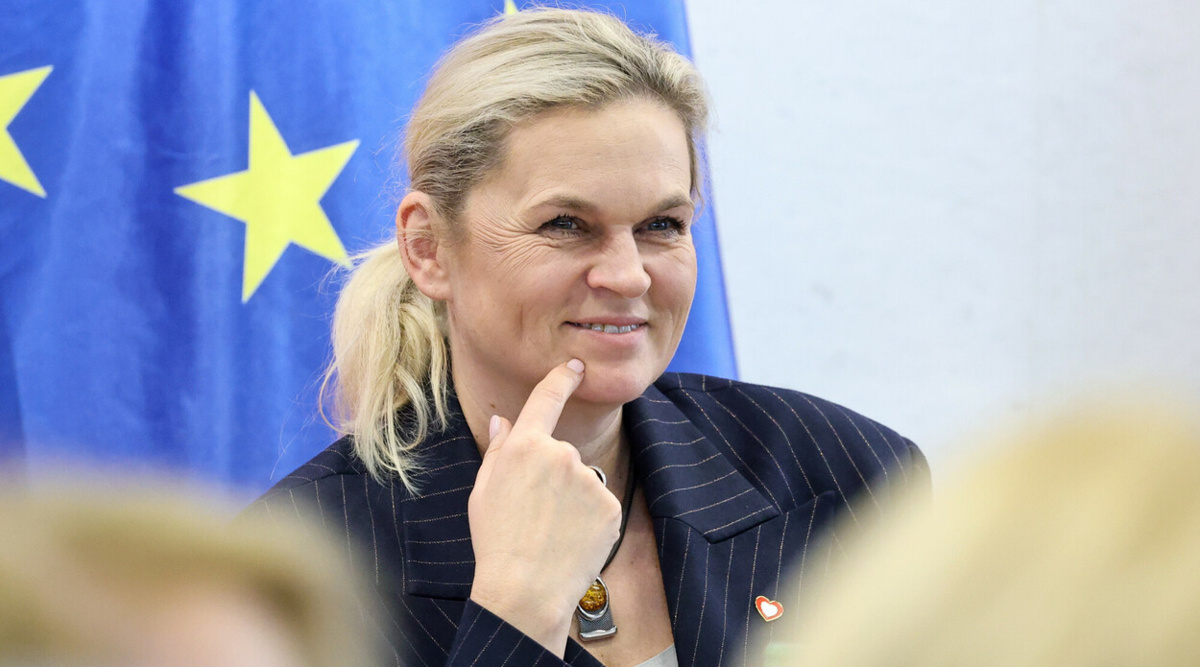 Zakaz używania telefonów komórkowych w szkołach staje się faktem. Barbara Nowacka podała datę