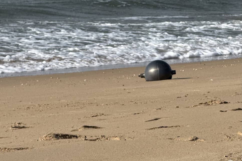 Tajemnicze kule na plaży w Australii. Służby podejrzewają kosmiczne pochodzenie