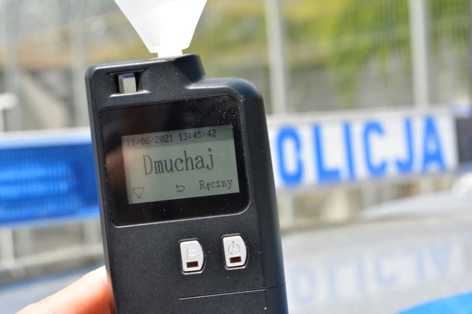Kompletnie pijany kierowca przewoził czworo dzieci, pomimo dożywotniego zakazu