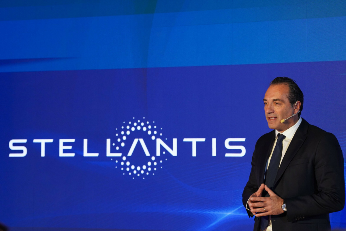 Stellantis upada i wycofuje się z elektryków