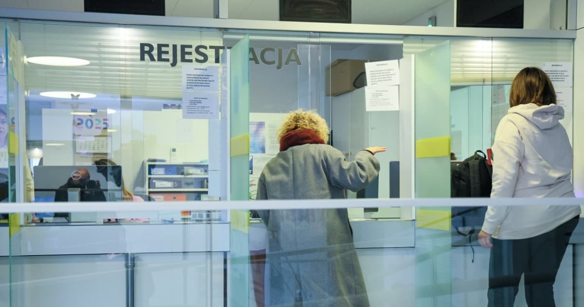 "Rekordzista" ominął 44 osoby. Wyniki kontroli po doniesieniach, że w Piasecznie politycy KO byli przyjmowani w przychodni bez kolejki