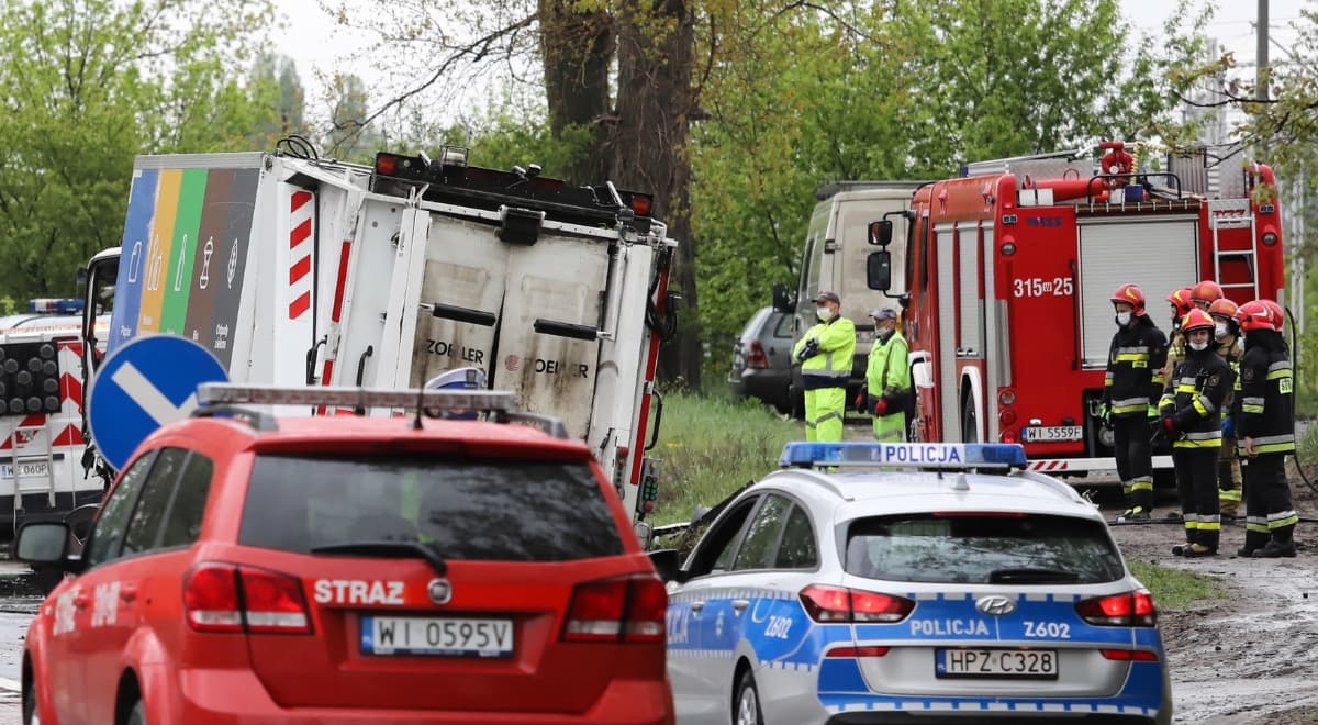 Śmieciarka z radioaktywnym materiałem przed ZPO w Warszawie.