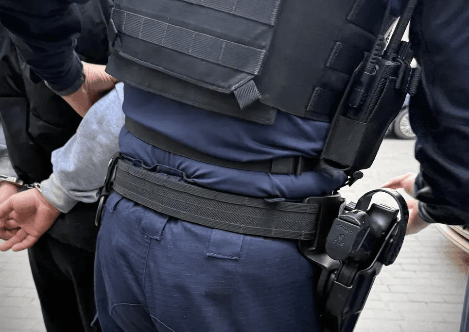 Pijany z dożywotnimi zakazami uciekał przed policją. Sąd go wypuścił