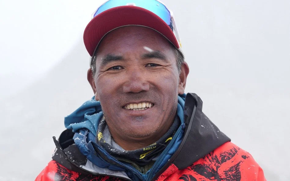 Nepalski przewodnik Kami Rita Sherpa po raz 32. wszedł na Mount Everest i poprawił własny rekord wejść na najwyższy szczyt świata