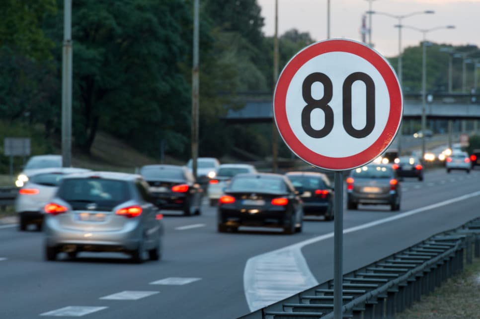 Rewolucja na drogach? KE planuje zdalne ograniczanie prędkości samochodów