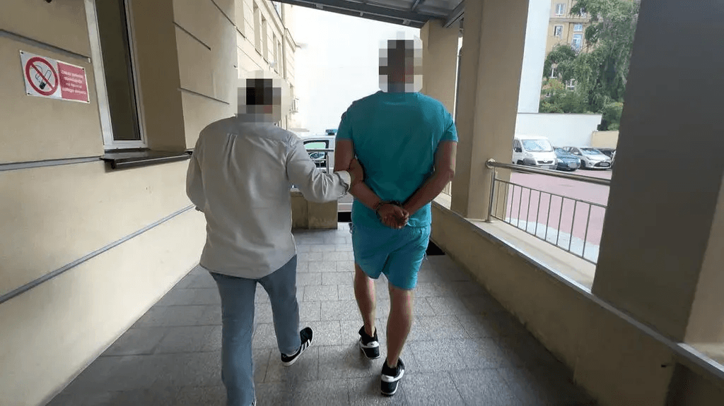 Atak na przejściu dla pieszych. Uderzył mężczyznę w głowę i uciekł
