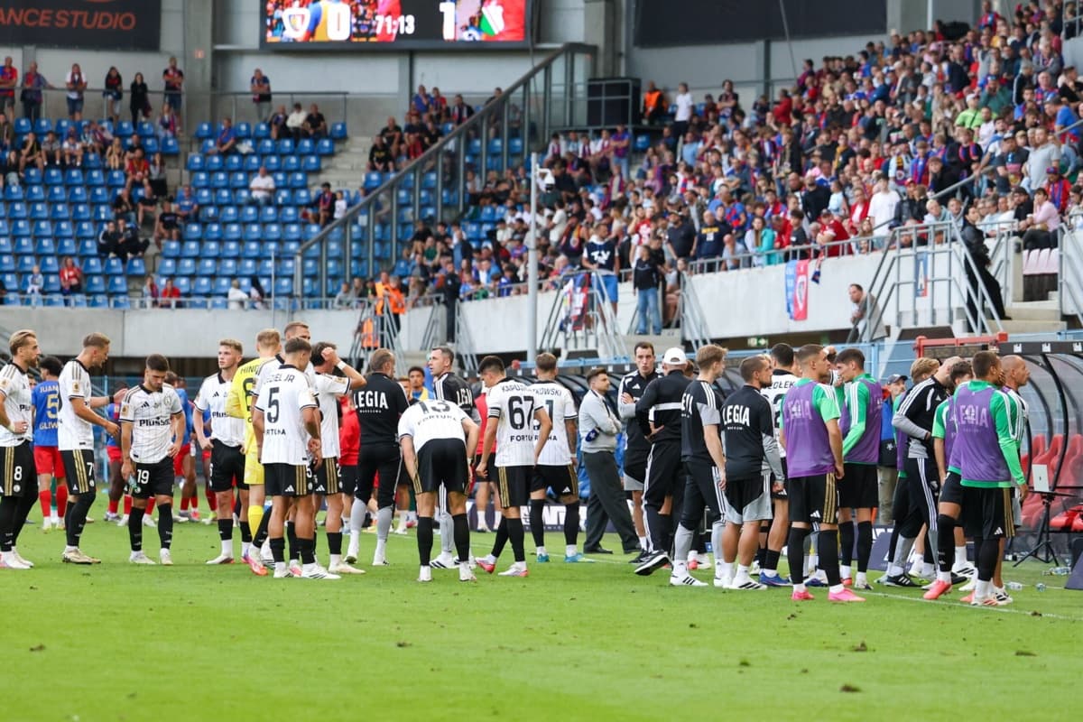 Mecz Piast - Legia przerwany. Reanimacja na trybunach
