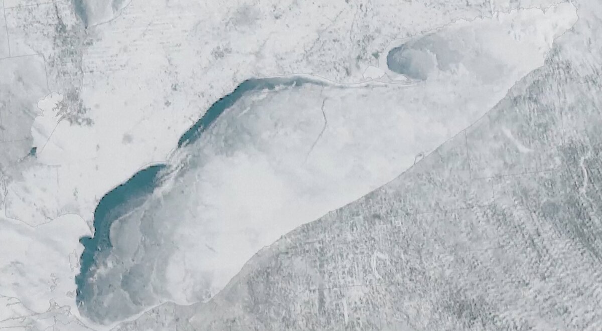 Jezioro Erie: Szczelina widoczna z kosmosu. Lód rozdarł się na 128 kilometrów
