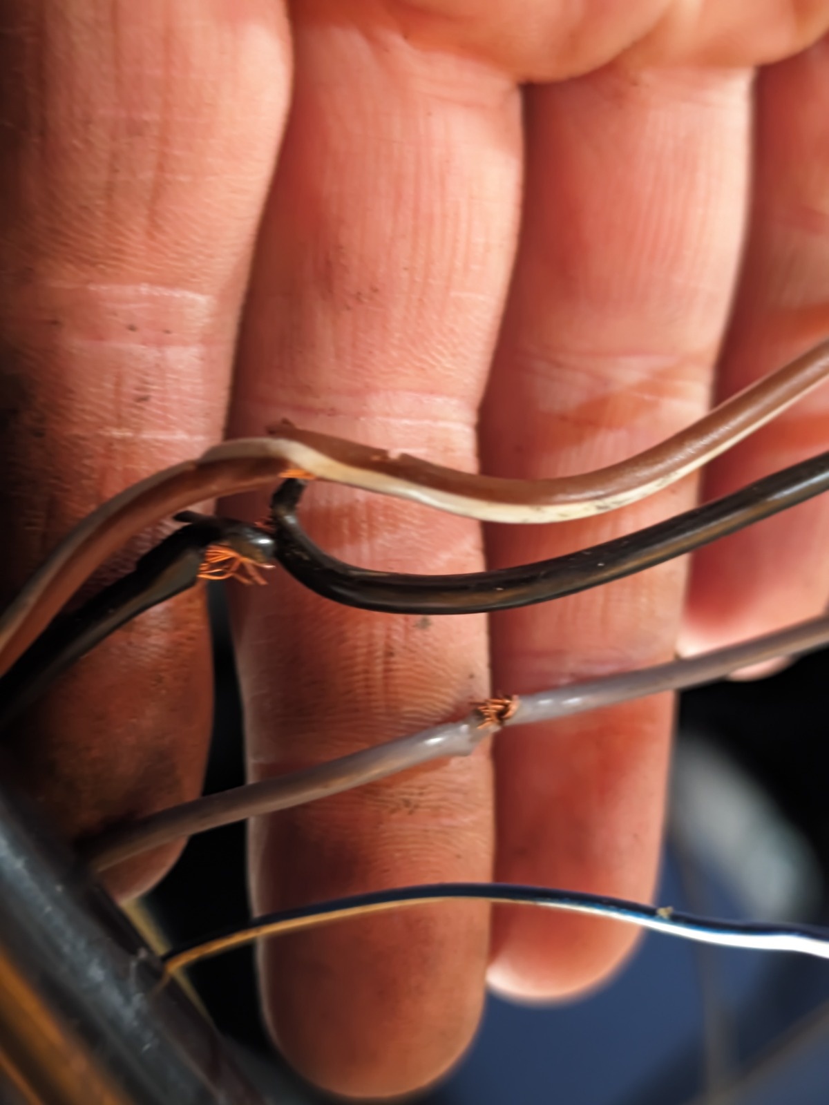 Naprawa wiązki klapy w pełnoletnim Fiacie Doblo