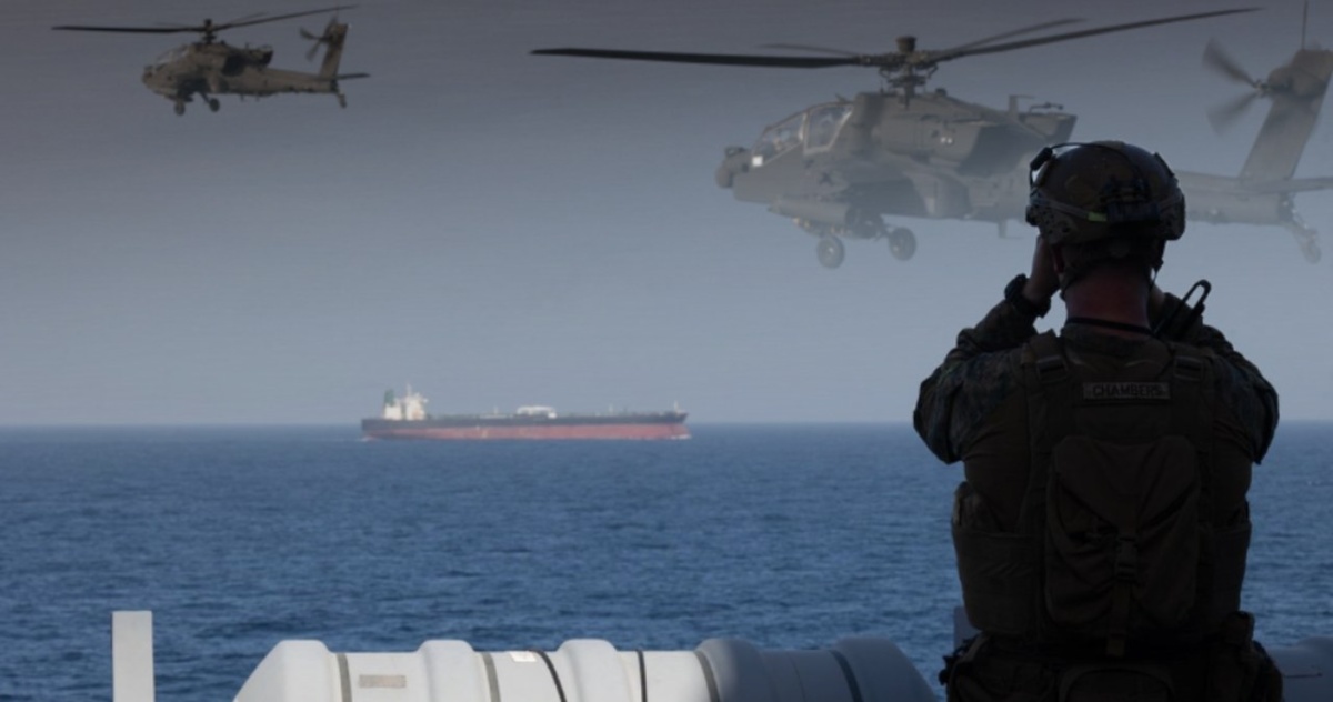Irański statek towarowy TOUSKA ostrzelany przez USA podczas próby przełamania blokady w Zatoce Perskiej. Trump: Marines przejęli kontrolę