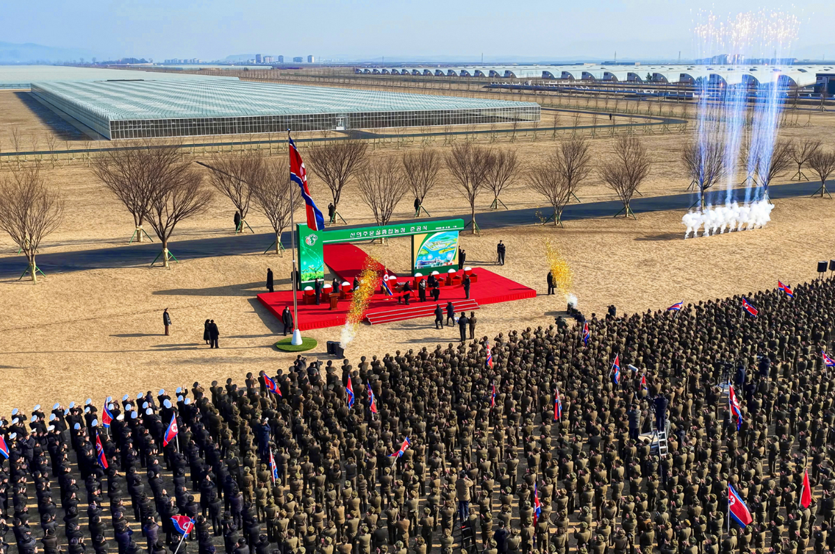 (Nie)codzienny Kim Dzong Un: szklarnia i zdjęcia grupowe, czyli ilu północnokoreańczyków można upchnąć na ograniczonym strawku ziemi?