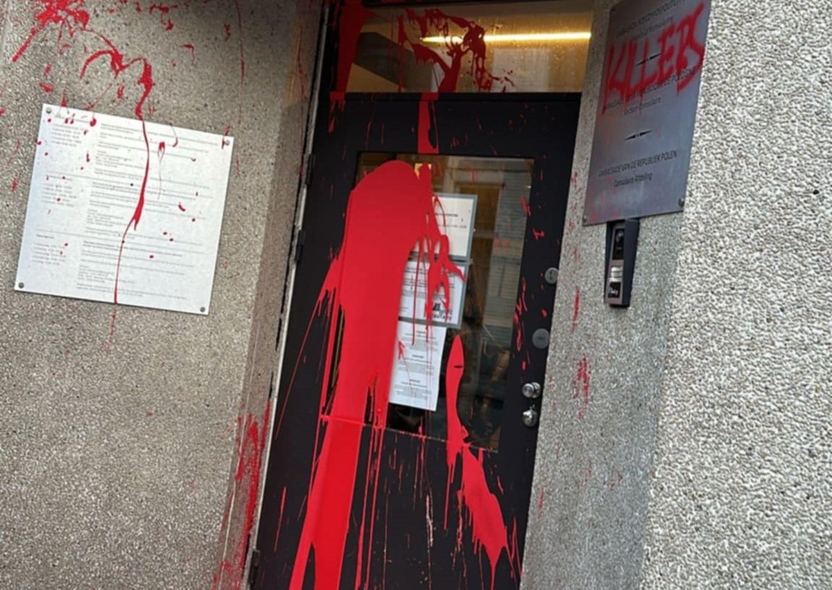 Atak na polski konsulat. Czerwona farba i obraźliwe hasła w sercu Europy