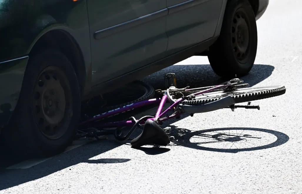 Dwukrotnie celowo najechał samochodem na rowerzystę. 34-latek aresztowany