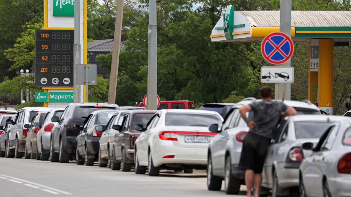 Władze Krymu wstrzymały sprzedaż paliwa dla cywilów. Rosjanie wskazują na ataki