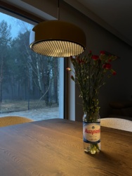 Od wbicia lopaty minęło 17 miesięcy i 6 dni i oto w końcu jest on, DOM! Oby już nigdy więcej przeprowadzki xD nie wiem kiedy się odkopiemy z toreb, kartonów itp. A, no i na trzecim zdjęciu nasza lodówka, bo moja wymarzona wyjebana w kosmos lodówka po podłączeniu… nie chłodzi xD