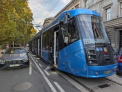 Wczoraj w końcu otrzymałem w swoje łapki tramwaj Skoda 19T po naprawie głównej i modernizacji wykonanej przez firmę Saatz. Tramwaje te zostały wyprodukowane w latach 2010/2011 i po przejechaniu prawie miliona kilometrów sukcesywnie wysyłane są do naprawy głównej. Polska firma Saatz jako jedyna