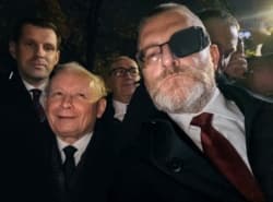 Zycze wszystkim by znalezli w zyciu kogos, kto bedzie na nich patrzyl tak, jak Jaroslaw Kaczynski patrzyl dzis w nocy na Grzegorza Brauna. #heheszki #braun #kaczynski #bekazkonfederacji #bekazpisu #bekazprawakow #polityka #heheszki #heheszkipolityczne
