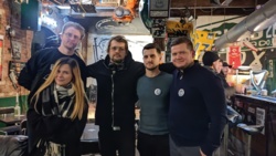 Ekipa z końcówki imprezy :wink: Dzięki wszystkim za spotkanie. Fajnie, że ze sporą częścią udało się zamienić chociaż parę zdań. Idąc na dworzec, napotkałem jeszcze @onpanopticon , zaczynam się bać, że mi podrzucił GPSa xD #ogolnopolskiehejtopiwo #hejtopiwo