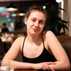 Dobra, mały eksperyment społeczny. Pomożecie mi ustalić czy zawyżam, czy może zaniżam ocenę urody kobiet. Wśród znajomych to podobno zazwyczaj zawyżam dlatego spróbuję to sprawdzić.\ \ Pani jest wygenerowana przez komputer więc się nie obrazi za niemiłe oceny. Możecie oceniać