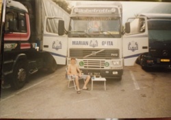 Jesteś sobie szoferem w latach '90. Bez gpsu, komórek itp. dojechałeś sobie do Włoch i czilujesz bombę przed swoją ciężarówką, podziwiając zachodni świat, zostawiając chociaż na chwilę tą szarą chujowizne zwaną Polską. Nikt do Ciebie nie zadzwoni, nie będzie Ci zawracał