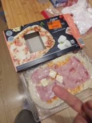 #lidl, jak ty mnie wkurwiłeś. Miała być #pizza z mozzarellą, a nie okienko z mozzarellą