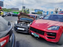Rok temu w moją firmową Pandę a.d 2013 której przebieg zbliżał się do odległości Ziemia - Księżyc wjechał z podporzadkowanej staruszek w Porsche. Oczywiscie prawo bogatych ludzi nie tyka więc odmówił przyjęcia mandatu i argumentował że Panda miała niesprawne oświetlenie więc jej
