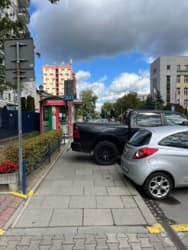 Oto i on, kolejny posiadacz prawa jazdy, który musi pokazać swoją wyjątkowość. Obicie maski za blachy czy za zajęcie chodnika? (° ͜ʖ °) #polskiedrogi #motoryzacja #warszawa #kierowcy #polska #patologia