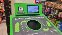 Byłem dziś przetestować zjebany system kaucji. Bo na razie miałem info tylko ze słyszenia.   Wchodze do Żabki i pic rel. Zgłaszam kasjerce żeby opróżniła. A ona "a bo kasa awaria ebe ebe ple ple". Ja: Mnie kasa nie interesuje. Prosze automat opróżnić. Ona: Ale na kasie musze