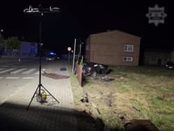 Kuźnica Stara, na łuku auto "wypadło" z drogi i skosiło 9-latka jeżdżącego rowerem po chodniku - zmarł w szpitalu. Marka auta oczywista, wiek kierowcy już mniej (39 lat). Ograniczenie prędkości do 40.\ [rower leży na ulicy, obok pachołka]\ #polskiedrogi #wakacyjnewypadki