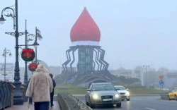 Mamy w centrum miasta najbrzydszą wieżę widokową w Polsce, dla której właśnie uszyto mikołajową czapeczkę. Moje miasto takie piękne na święta :smiling_face_with_tear: #gorzow #gorzowwielkopolski (fotografia za gorzowianin.com)