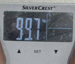 Miało być do urodzin i się nie udało, ale akurat w tym przypadku liczy się cel, a nie droga. Siema dziewiątka, kopę lat żeśmy się nie widzieli, chyba ze 12 będzie. -13 kg od 31.12.2025. Teraz już z górki :smiley: PS. Waga była czysta, to ślady po łzach szczęścia xD #chudnijzhejto