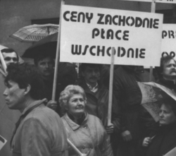 #lata90 #hejto30plus #hejto40plus raczej nie #nostalgia #preczzmitologizacjalat90 Lata 90. Jakoś spokojniej się żyło, człowiek tak nie pędził, nie zapierdalał. Dziś poważniej i trochę z mojej osobistej perspektywy. Początek lat 90. w moim małym mieście, był dla mnie dobry. Ojciec