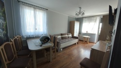 Napijecie się kompotu ze mną? Rodzice rozwiedli się 20 lat temu. Wtedy Ojciec się wyprowadził. Miałem 13 lat. To wtedy rozpoczął swoją dwudziestoletnią tułaczkę. Mały disclaimer... Ojciec ma to do siebie, że lubi się szwędać. Niejednokrotnie wychodził do lasu i wracał po 3-4