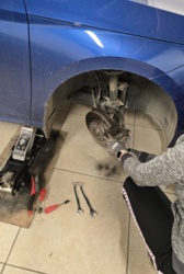 Moja pierwsza wymiana klocków we własnym samochodzie, oczywiście pierwsze wymienił mąż żeby mi pokazać jak to zrobić, zmiana razem ze zdejmowaniem i zakładaniem koła 😎 Nie było łatwo umieścić zacisk spowrotem na miejscu, ale sie udało. Wszystko pod czujnym okiem specjalisty.