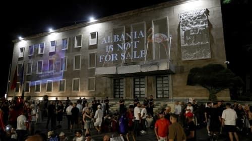 "Rewolucja flamingów” w Albanii przybiera na sile