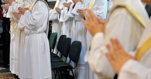 Młode pokolenie w Polsce sekularyzuje się najszybciej na świecie. Kościół szuka powołań, odpowiedzią kandydaci z Afryki