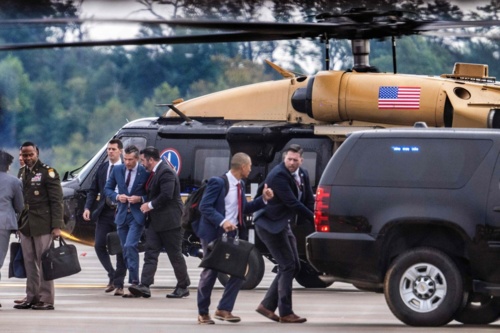 Administracja Trumpa przeniesiona do bazy wojskowej. Zagrożeń jest mnóstwo