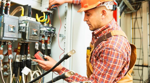 Kryzys w tarnowskiej firmie elektrycznej. Większość pracowników wypowiedziała umowy z winy pracodawcy