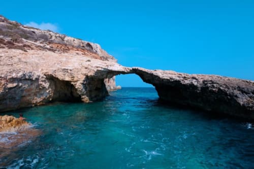 Malta. Zginął turysta, na którego runął łuk skalny koło Comino