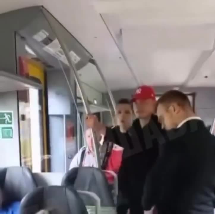 W pociągu na stacji Zielonka k. Warszawy dwóch podpitych „pato-RYJ-otów” uznało, że mogą bezkarnie obrażać Ukraińca i grozić pobiciem, a potem jeszcze uderzyć konduktora, który próbował przerwać ten pokaz chamstwa. Wtedy inni pasażerowie wkroczyli do akcji i zajęli się tymi