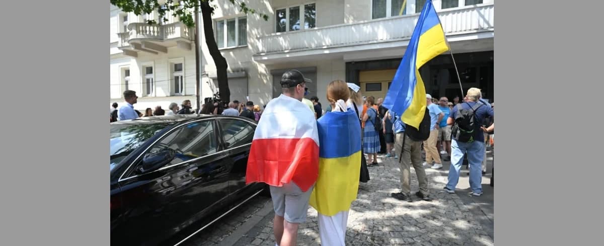 Pikiety przed ambasadą Ukrainy w Warszawie i na rynku we Wrocławiu: Nie dajmy się podzielić