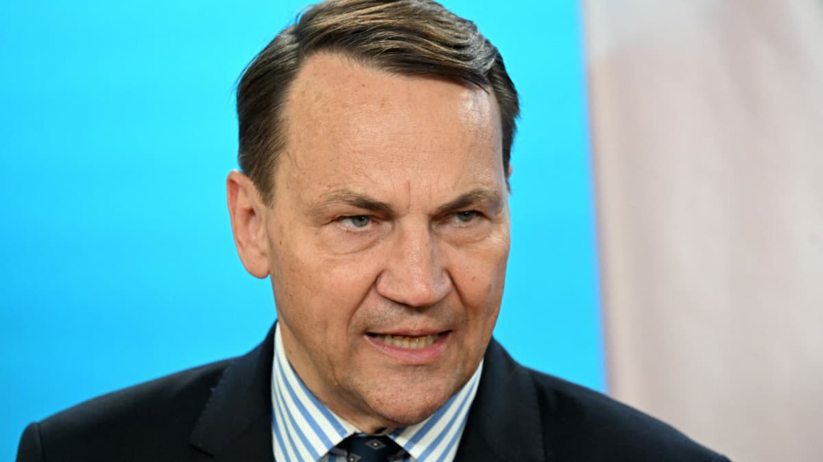 Sikorski odpowiada Hegsethowi: Powiedz to rodzinom 44 polskich żołnierzy