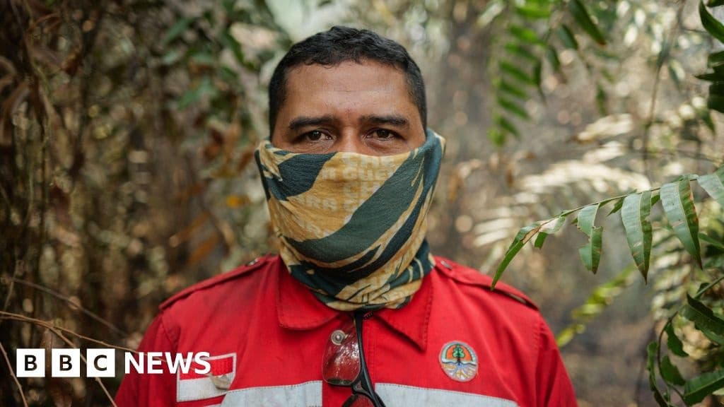 Indonesia fires: The volunteer firefighters risking their lives to defuse 'carbon bombs'