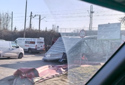 #bekaztransa #transporttoniebajka Tradycji musi stać się zadość i raz w tygodniu jakiś kierowca zawodowy sprawdza czy wiadukt na Kolumbia w Szczecinie urósł. Znaki wprawdzie pokazują 3 3 metra ale przecież wszechświat się rozszerza! Dzisiaj piękny przykład błyskawicznej modernizacji