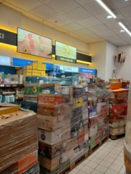 #biedronka #gownowpis #zalesie Tak wygląda od dwóch dni dostęp do regału z artykułami higienicznymi w Biedronce na moim osiedlu. To jest podsklep i kto tam kupuje nie szanuje sam siebie. Dlatego kupiłem wszystko u konkurencji i to online. Jeszcze mi do domu przywiozą i podziękują.