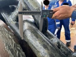 Jedna z miliarda rzeczy, ktore trzeba regularnie sprawdzac na statku to grubosc lancucha kotwicznego. Sprawdza sie to co 5 lat. W tym wypadku sa to ogolne wymagi SOLAS, uszczegolowione przez towarzystwo klasyfikacyjne. W przypadku naszego klasyfikatora (American Bureau Of Shipping - ABS) jak i
