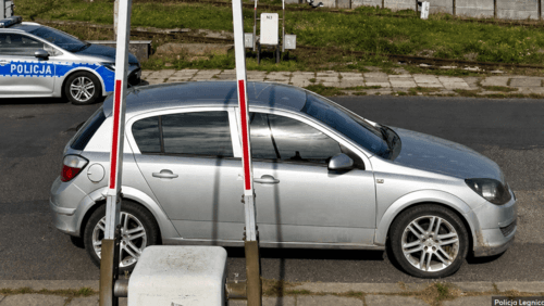 Spieszyła się na pociąg do pracy. Samochód zostawiła pod rogatkami