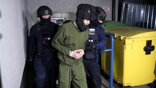 Zarzuty dla nożownika z Ostrołęki. Ładunek w jego plecaku miał „dużą siłę rażenia”