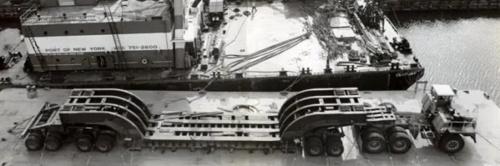 Trzy zestawy z naczepami, każdy o ładowności 450 ton - największe Macki w historii